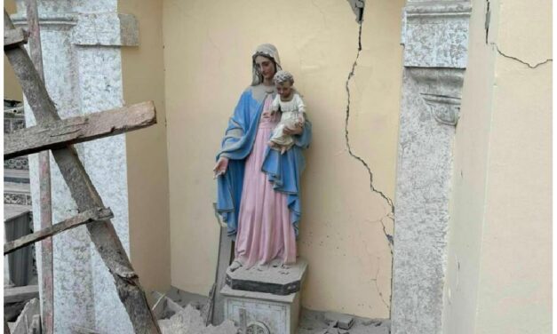 Földrengés: csak a Mária szobor és a kereszt maradt sértetlen