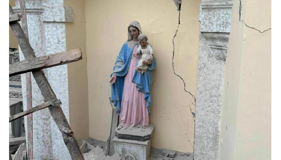 Earthquake: only the statue of Mary and the cross remained intact