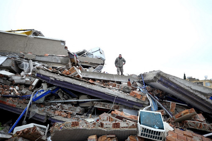 Már 8000 fölött a török-szír földrengés halálos áldozatainak száma