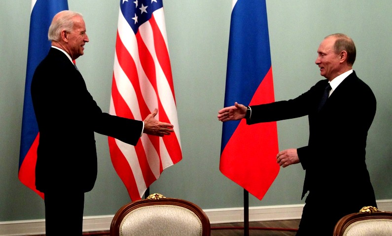 Zza kurtyny wyszli Putin i Biden