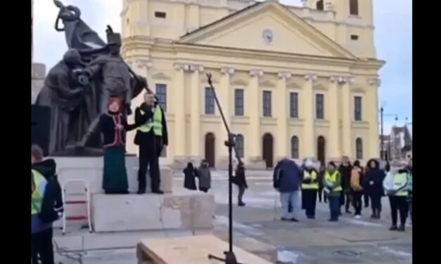 Tak mogli (nie) zaśpiewać hymnu narodowego na lewicowej demonstracji