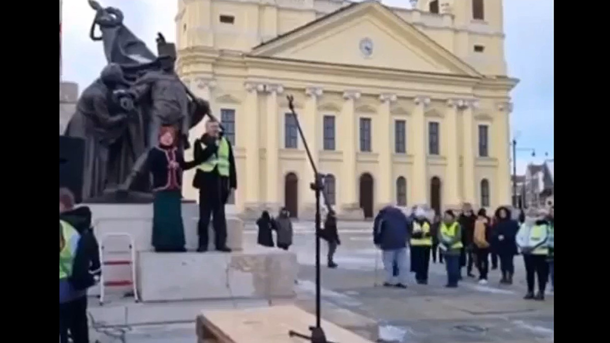 Debrecen, Himnusz baloldali tüntetés