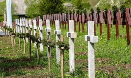 Döntés az úzvölgyi katonatemető ügyében: el kell távolítani a kereszteket