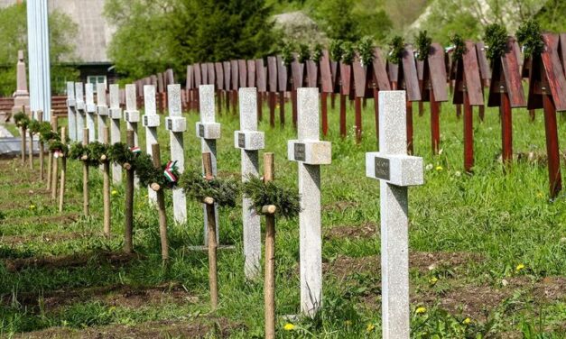 Decisione relativa al cimitero militare di Úzvölgy: le croci devono essere rimosse