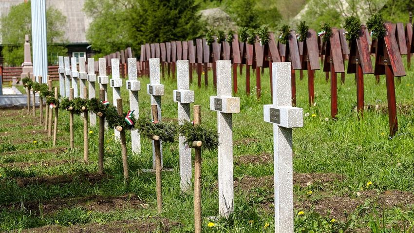 Memorials cannot be reinterpreted, the illegal concrete crosses fell down in the Úzvölgy military cemetery