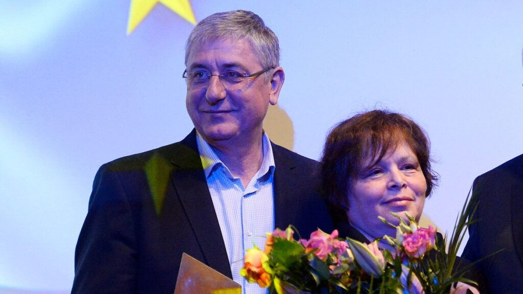 Immagine principale: Mária Vásárhelyi nel 2020, dopo la valutazione annuale del presidente del partito, dopo aver ricevuto un premio da Ferenc Gyurcsány. MTI/Tamás Kovács 