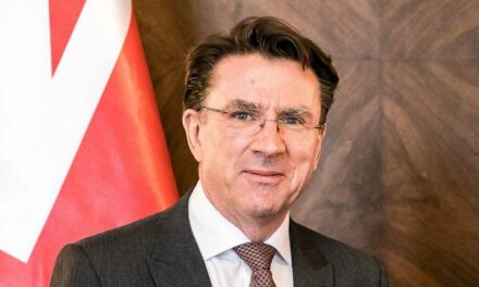Ambasador Wielkiej Brytanii wyrecytował w języku węgierskim teledysk do piosenki narodowej