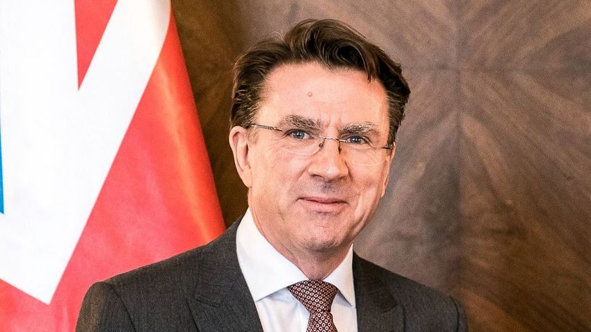 Der britische Botschafter rezitierte das nationale Liedvideo auf Ungarisch