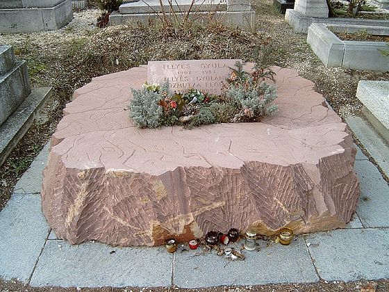 Megemlékezés Illyés Gyula és felesége felújított síremlékénél