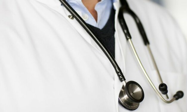 Nem zsarolhat tovább a MOK: a parlament megszüntette az orvosok kötelező kamarai tagságát