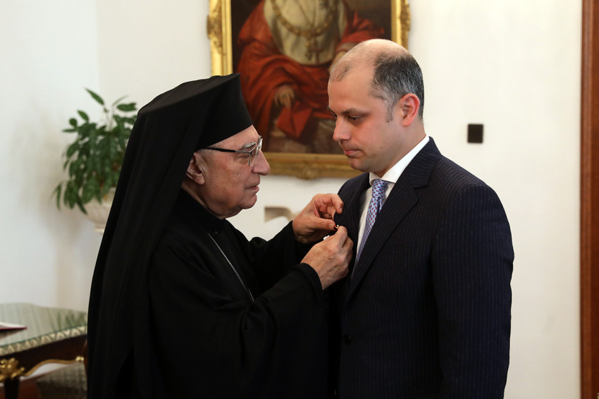 Source: Syrian Melkite Greek Catholic Patriarch Yussef Absi lights the badge/Source: Magyar Kurír