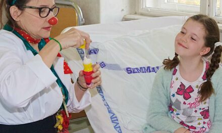 Bohócdoktoroktól érkezik 80 gyermekkórházba szeretetcsomag