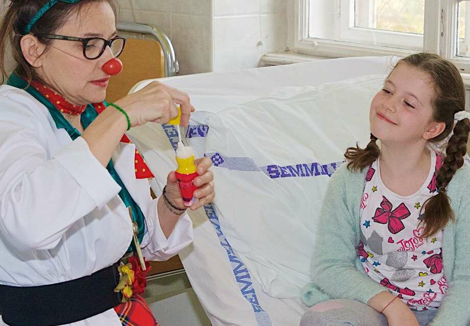 Bohócdoktoroktól érkezik 80 gyermekkórházba szeretetcsomag