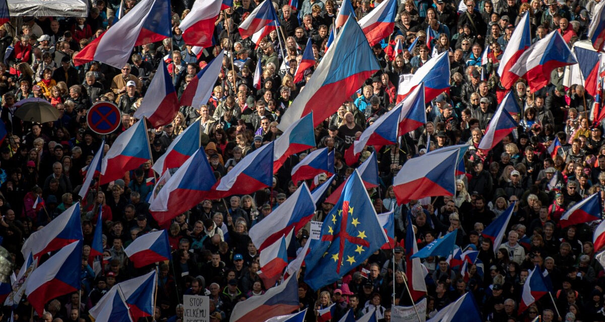 25,000 people demonstrated against the Czech government for peace