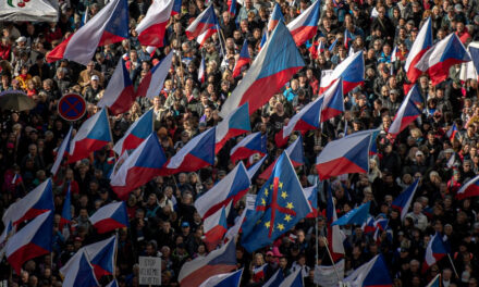 25 ezren tüntettek a cseh kormány ellen a békéért