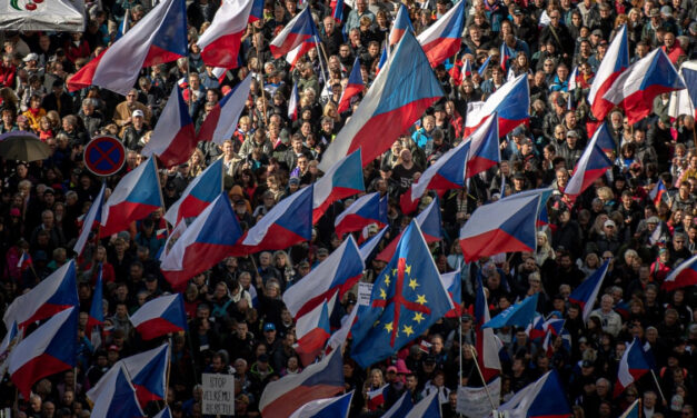 25,000 people demonstrated against the Czech government for peace