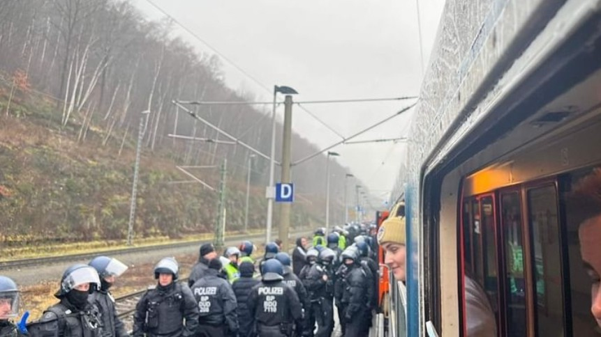 Il treno dei tifosi è stato fermato perché i Fradis sono una minaccia per la Germania
