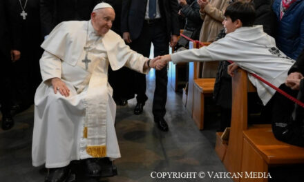 Papa Francesco: il Signore viene da noi quando ci allontaniamo dai nostri vanitosi