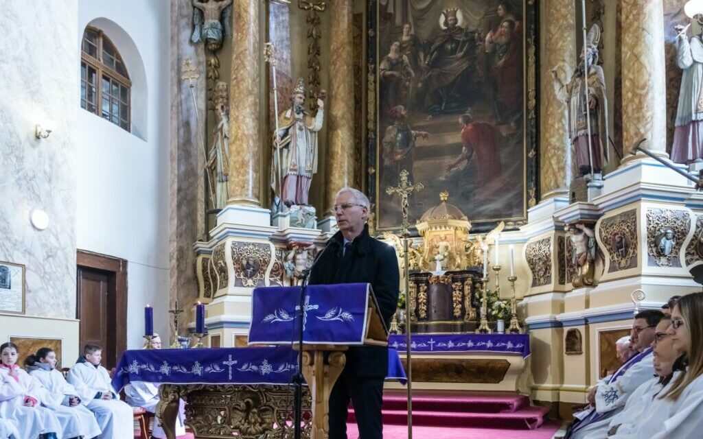 Miklós Soltész at Búcsúszentlászló: young people carry Christianity forward