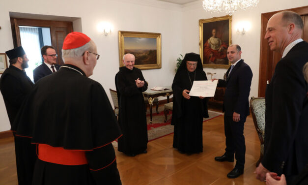 Pope Francis: Knight&#39;s Cross for the Protection of the Abandoned