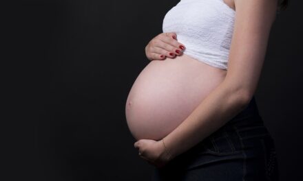 La maternità surrogata sarebbe dichiarata un crimine universale