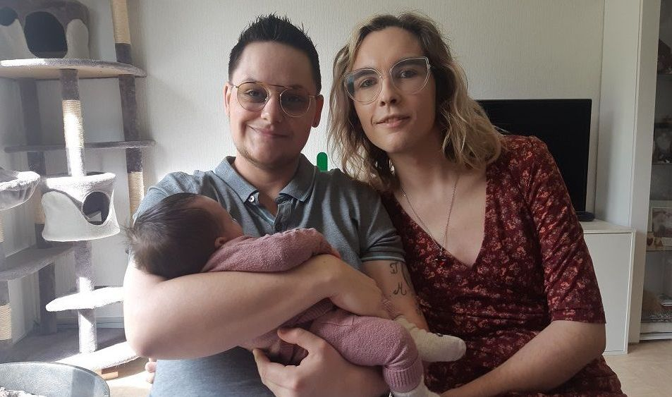 Momento storico: la Francia ha il suo primo figlio nato da una coppia transgender