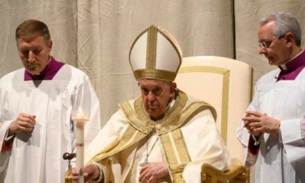 Papa Francesco ha incoraggiato la speranza alla veglia del Sabato Santo