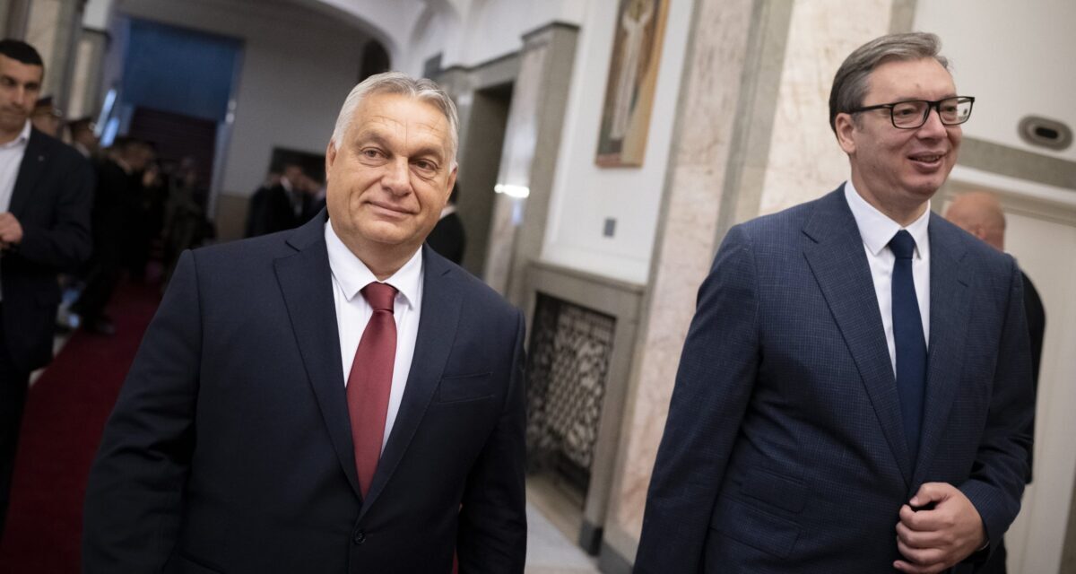 Viktor Orbán durante un&#39;esercitazione militare in Serbia