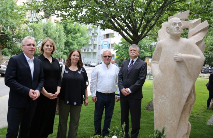 Die Statue erinnert an den größten Székely-Schriftsteller