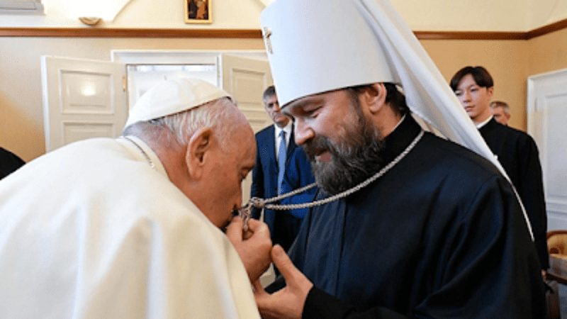 Lajos Békefy: Pope Francis&#39; &quot;secret&quot; hug of peace in Budapest