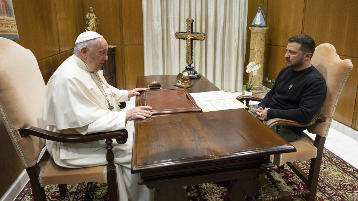 Ramo d&#39;ulivo e giubbotto antiproiettile - Papa Francesco ha accolto Zelenskyi
