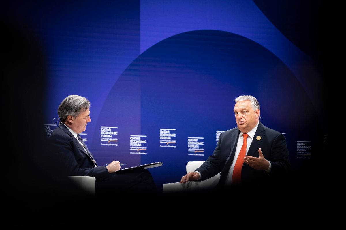 Na zdjęciu opublikowanym przez Biuro Prasowe Premiera, premier Viktor Orbán (j) przemawia na Forum Ekonomicznym Kataru w Dosze, 23 maja 2023 r. Od lewej John Micklethwait, redaktor naczelny Bloomberga. (Źródło: MTI/Biuro Prasowe Premiera/Benko Vivien Cher) 