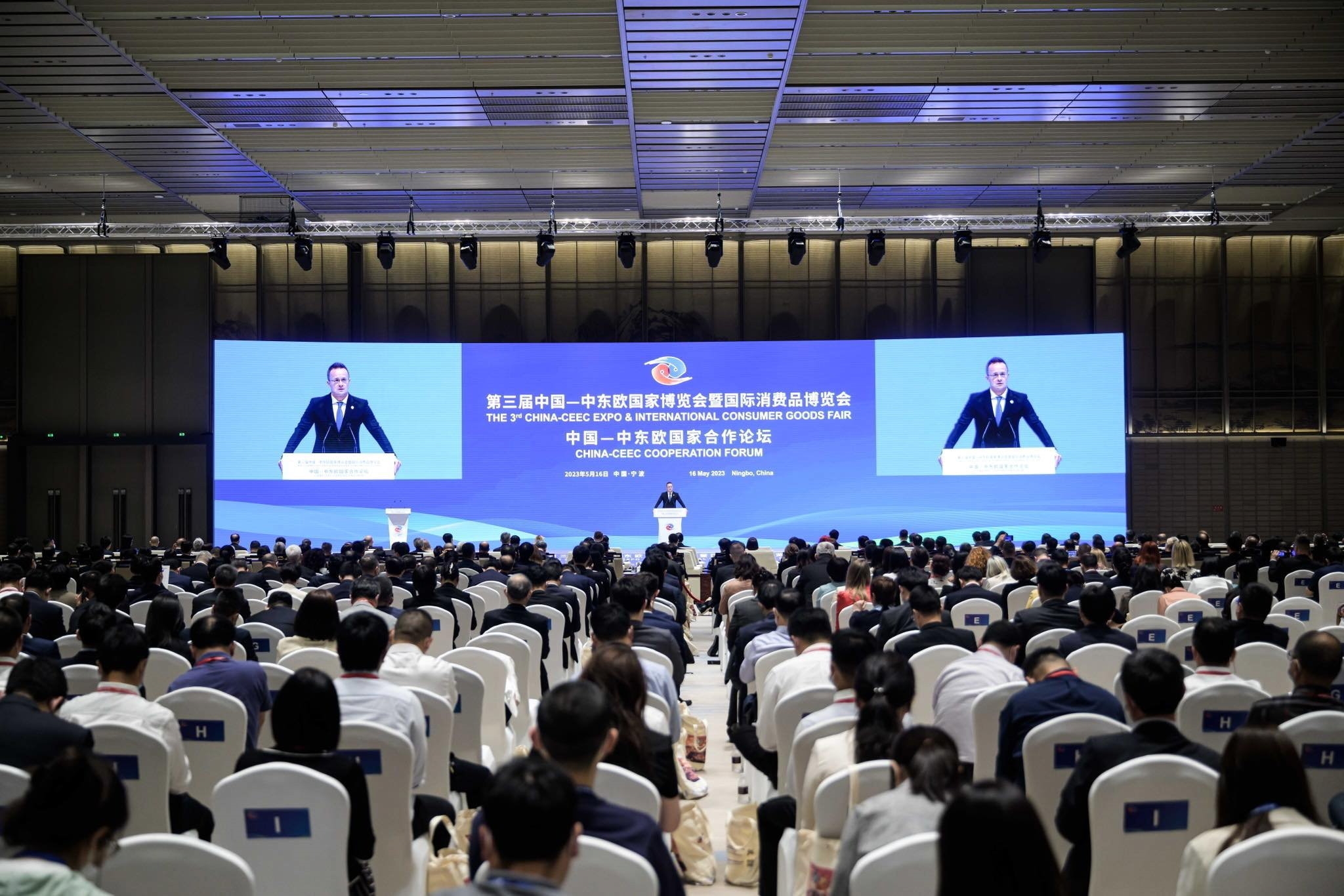 Szijjártó Péter Kínában - rengetegen hallgatták a miniszter szavait; Forrás: MTI/KKM