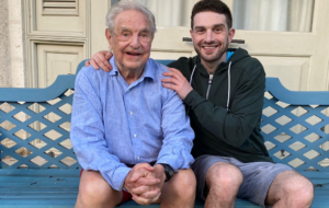 Alex Soros György mezitláb