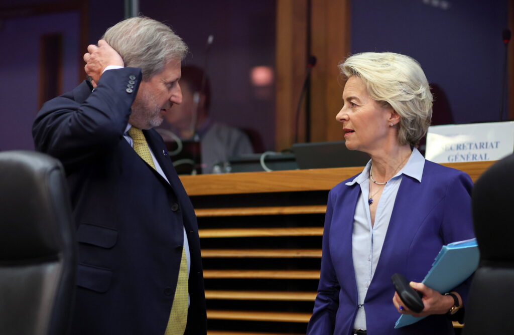 Johannes Hahn es Ursula von der Leyen