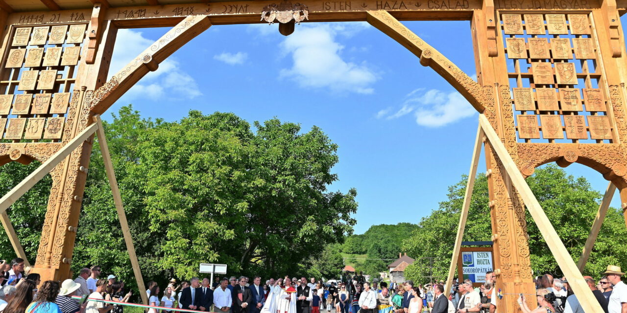 Das größte Székely-Tor der Welt wurde übergeben und geweiht