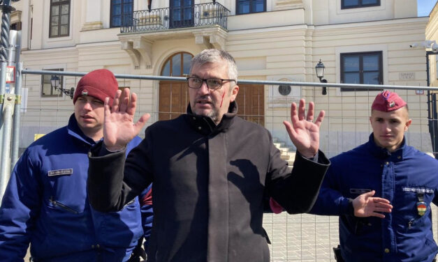 Many or few? Hadházy was fined 300,000 for breaking the Carmelite cordon 