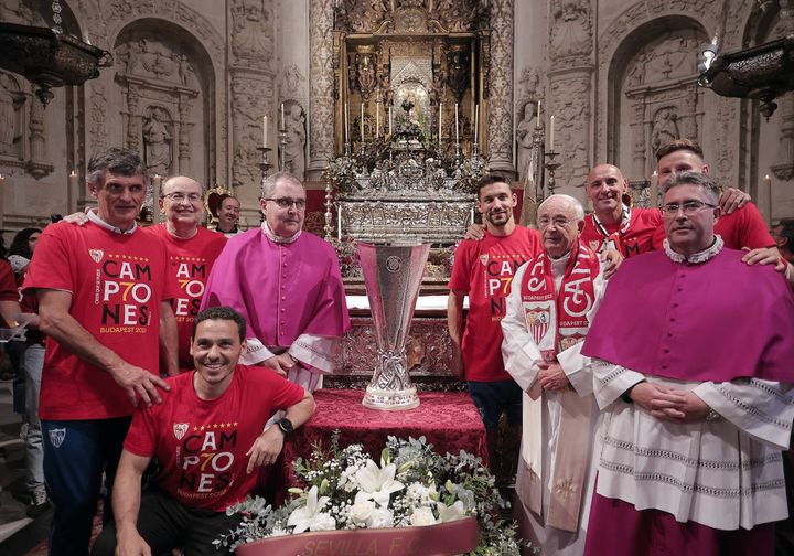 La squadra di calcio del Siviglia ha dedicato la coppa alla Vergine Maria