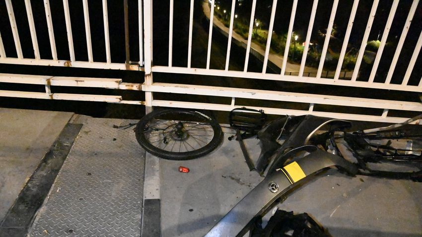 Kommt der Autofahrer, der auf der Árpád-Brücke einen Radfahrer gerammt hat, damit durch?