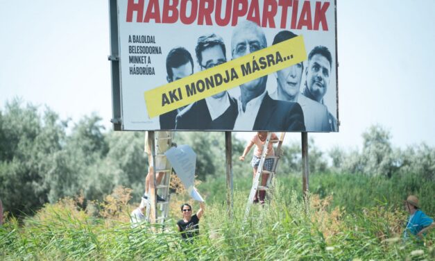Rodzina Márki-Zay gloryfikuje wolność słowa, niszcząc plakaty