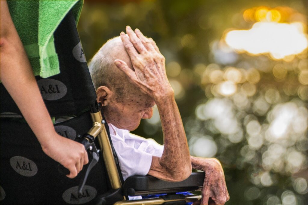 Paciente anciano en residencia de ancianos