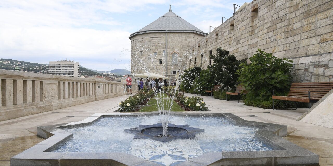 Ogród turecki i odnowiona wieża zapewniają orientalną atmosferę Zamku Królewskiego