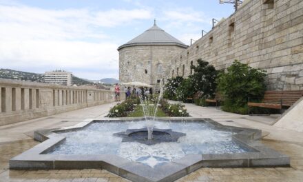 Ein türkischer Garten und ein erneuerter Turm sorgen für die orientalische Atmosphäre in der Budaer Burg