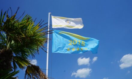 An immer mehr Orten wird die Blaue-Welle-Flagge gehisst, die hochwertige Badeplätze kennzeichnet