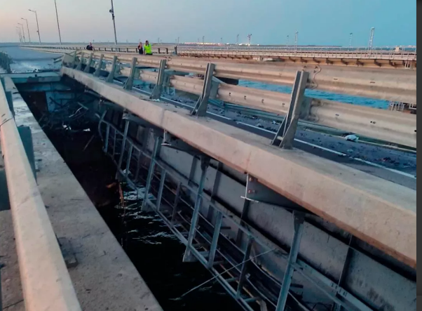 Zwei Explosionen erschütterten die Brücke zwischen der Krim und Russland. Experten zufolge wird eine russische Reaktion erwartet (MIT VIDEO)