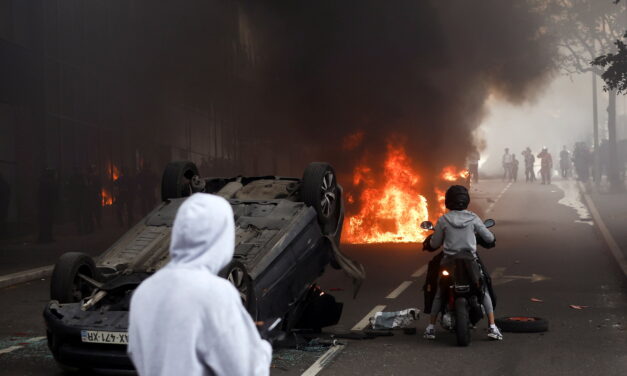Lángokban Franciaország – a gyújtózsinór végén a bevándorláspárti Soros-hálózat
