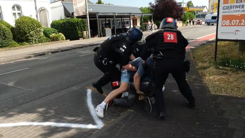 Questa volta la polizia si è scontrata con i migranti in Germania (VIDEO)