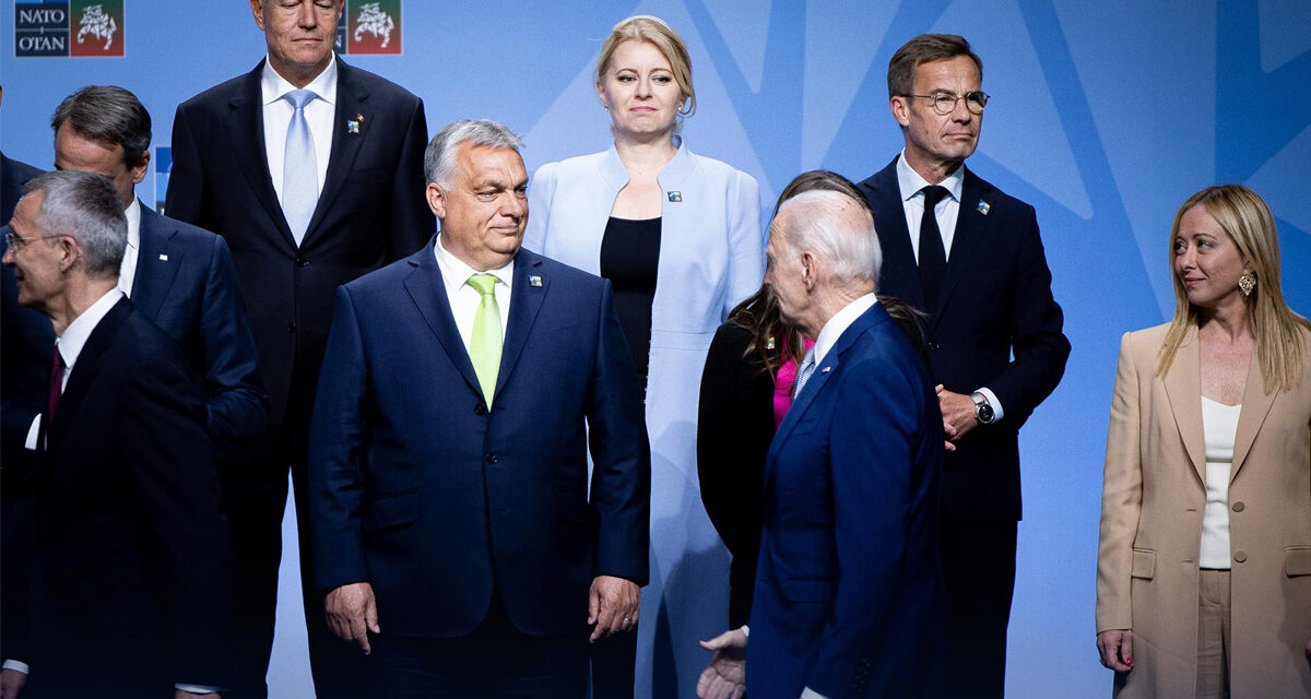 NATO-Gipfel: Selenskyj übernimmt die Führung, Biden schüttelt Orbán nur die Hand (Video)