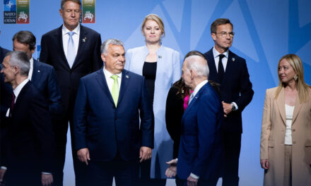 Szczyt NATO: Zełenski obejmuje prowadzenie, Biden tylko uścisnął dłoń Orbána (wideo)