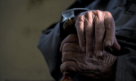 A rettenetes körülmények miatt sorra zárják be a román idősotthonokat, hullnak a fejek is
